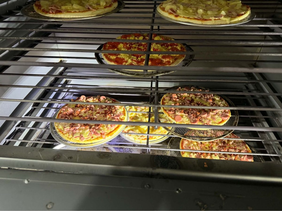 Pizzas en las parrillas del horno